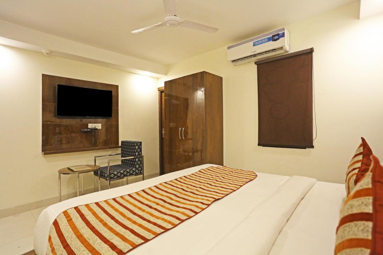 Hotel Emblem Suites- Near Delhi Airport New Delhi Exterior photo