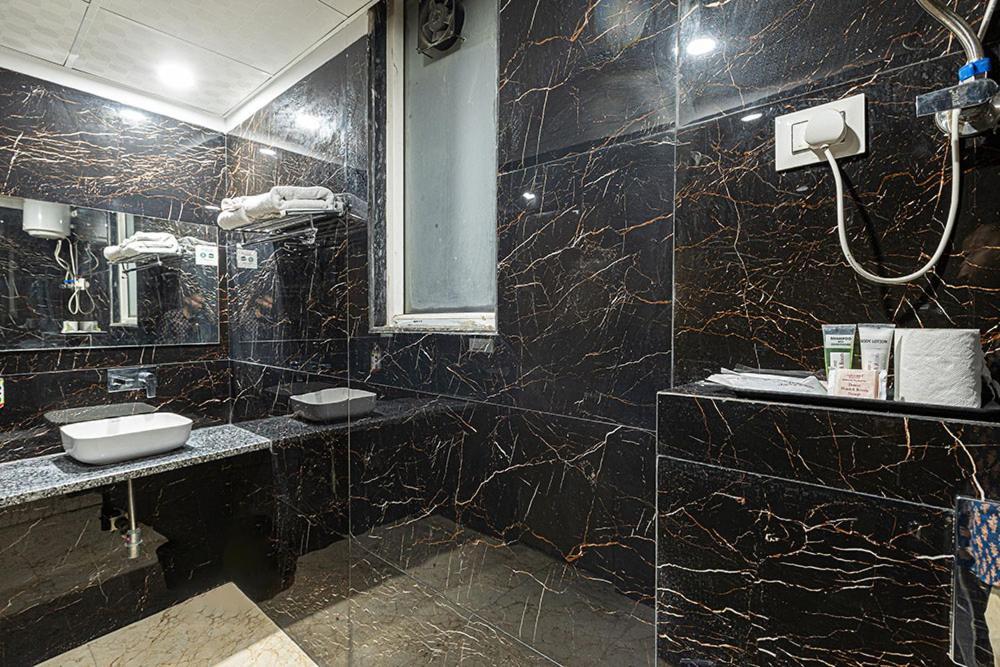 Hotel Emblem Suites- Near Delhi Airport New Delhi Exterior photo