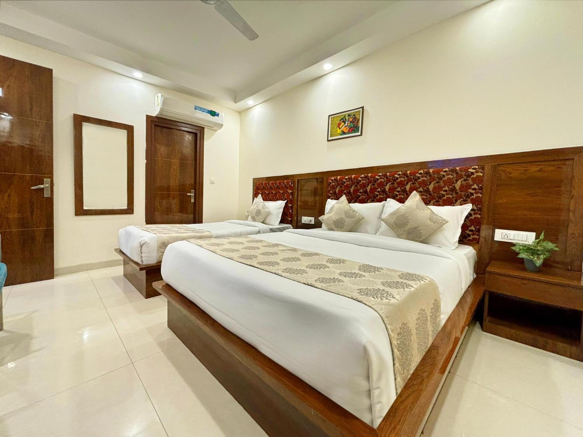 Hotel Emblem Suites- Near Delhi Airport New Delhi Exterior photo