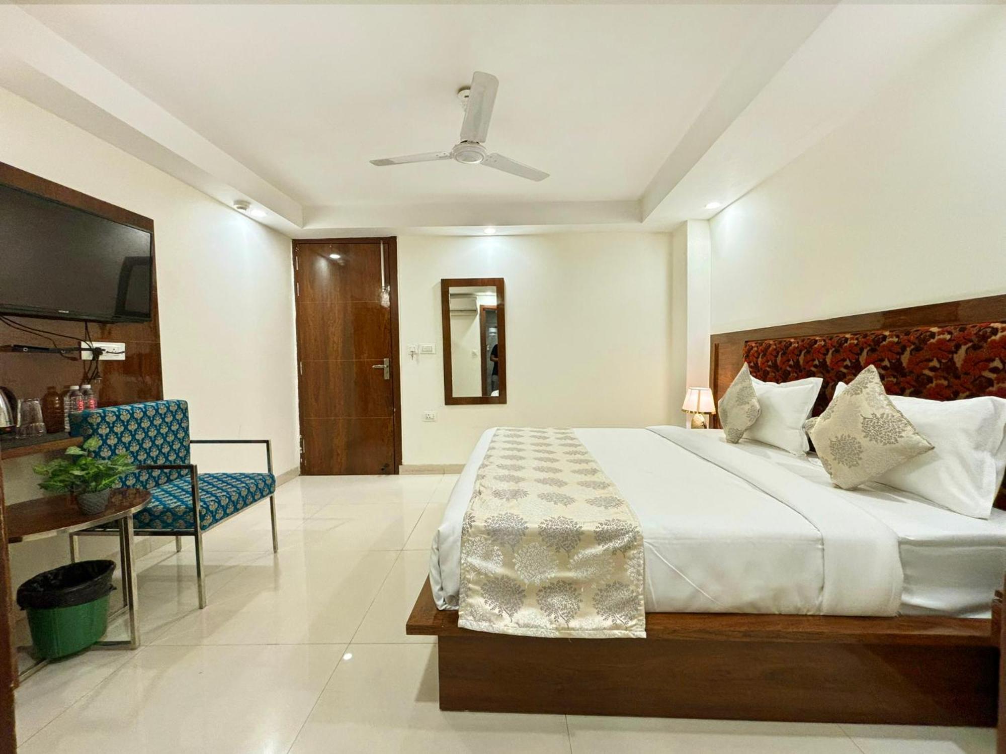 Hotel Emblem Suites- Near Delhi Airport New Delhi Exterior photo