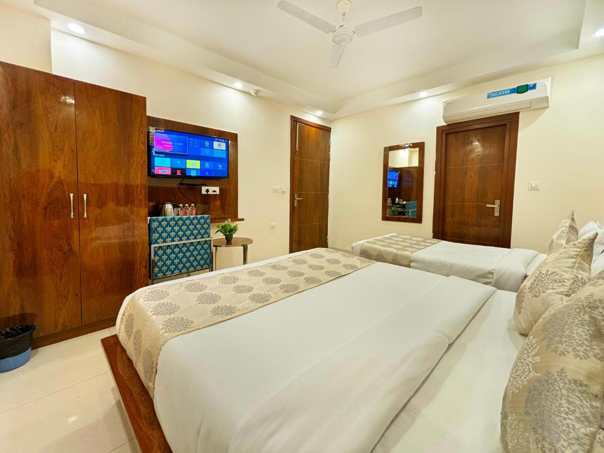 Hotel Emblem Suites- Near Delhi Airport New Delhi Exterior photo