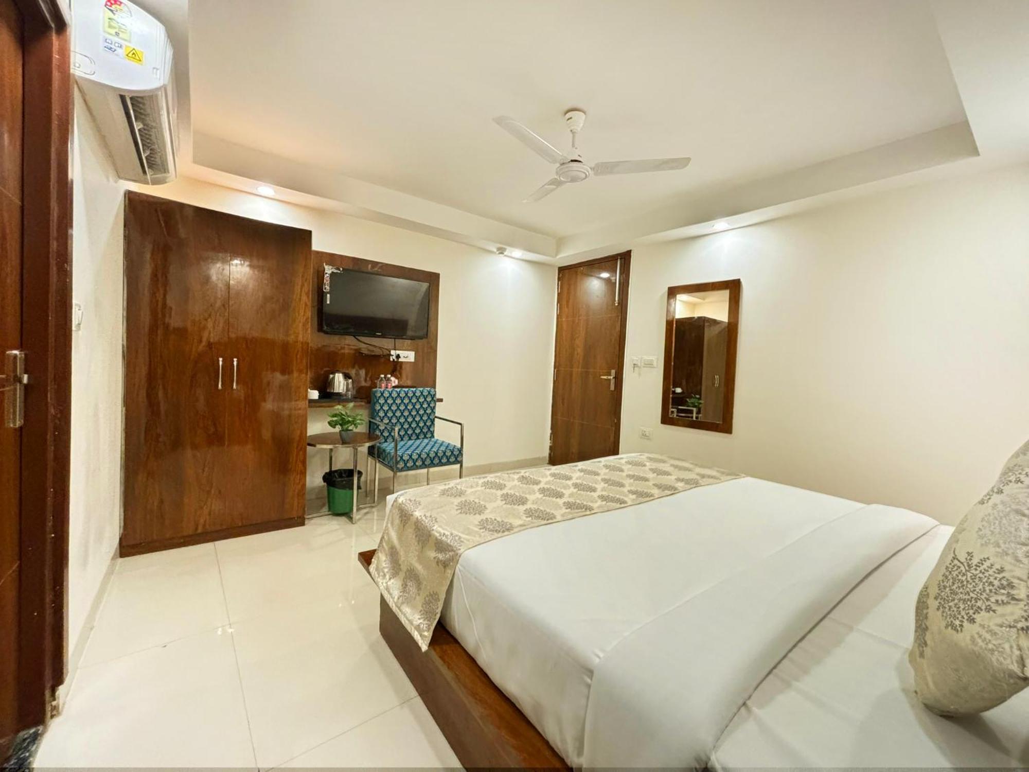 Hotel Emblem Suites- Near Delhi Airport New Delhi Exterior photo