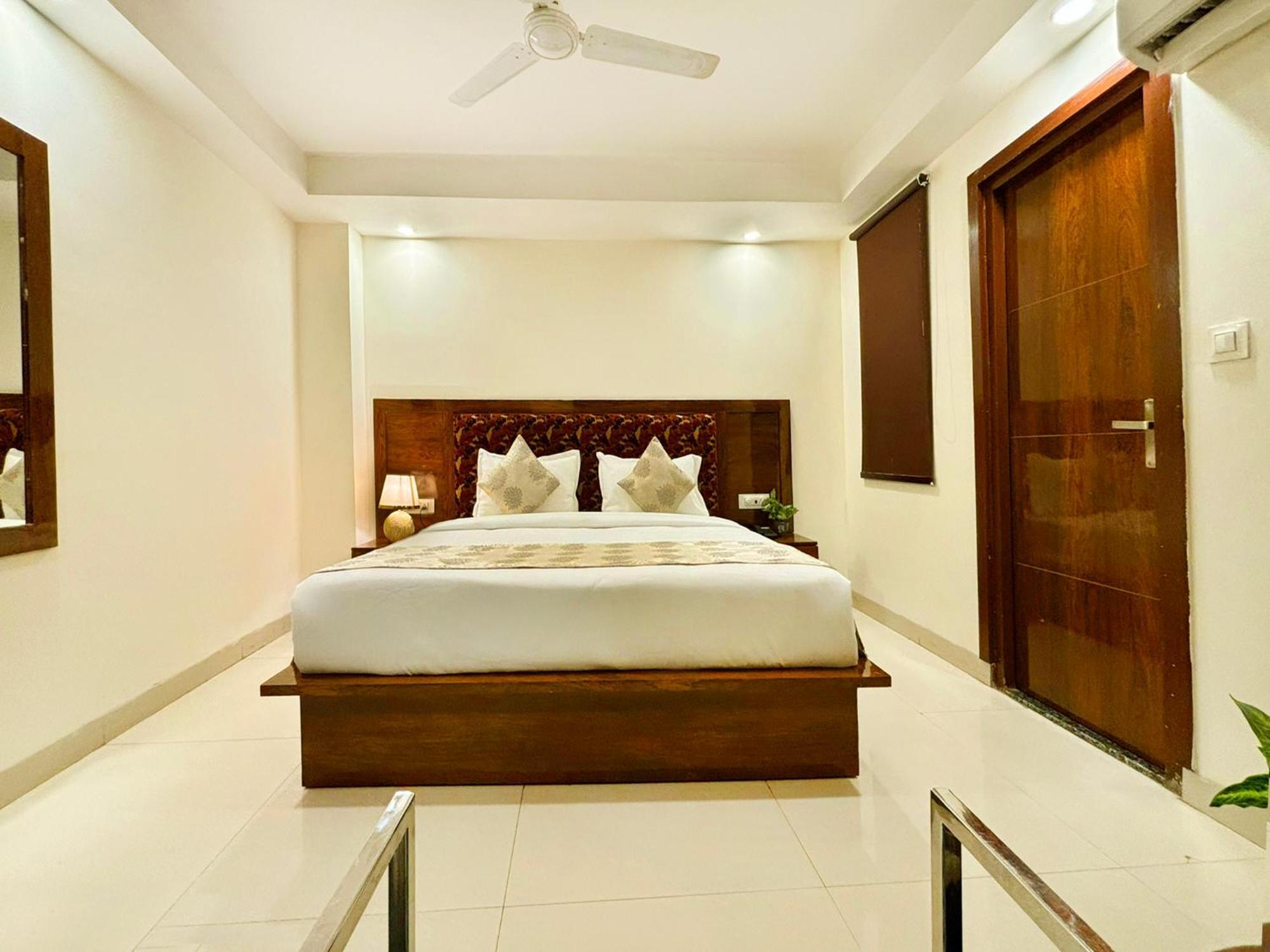Hotel Emblem Suites- Near Delhi Airport New Delhi Exterior photo