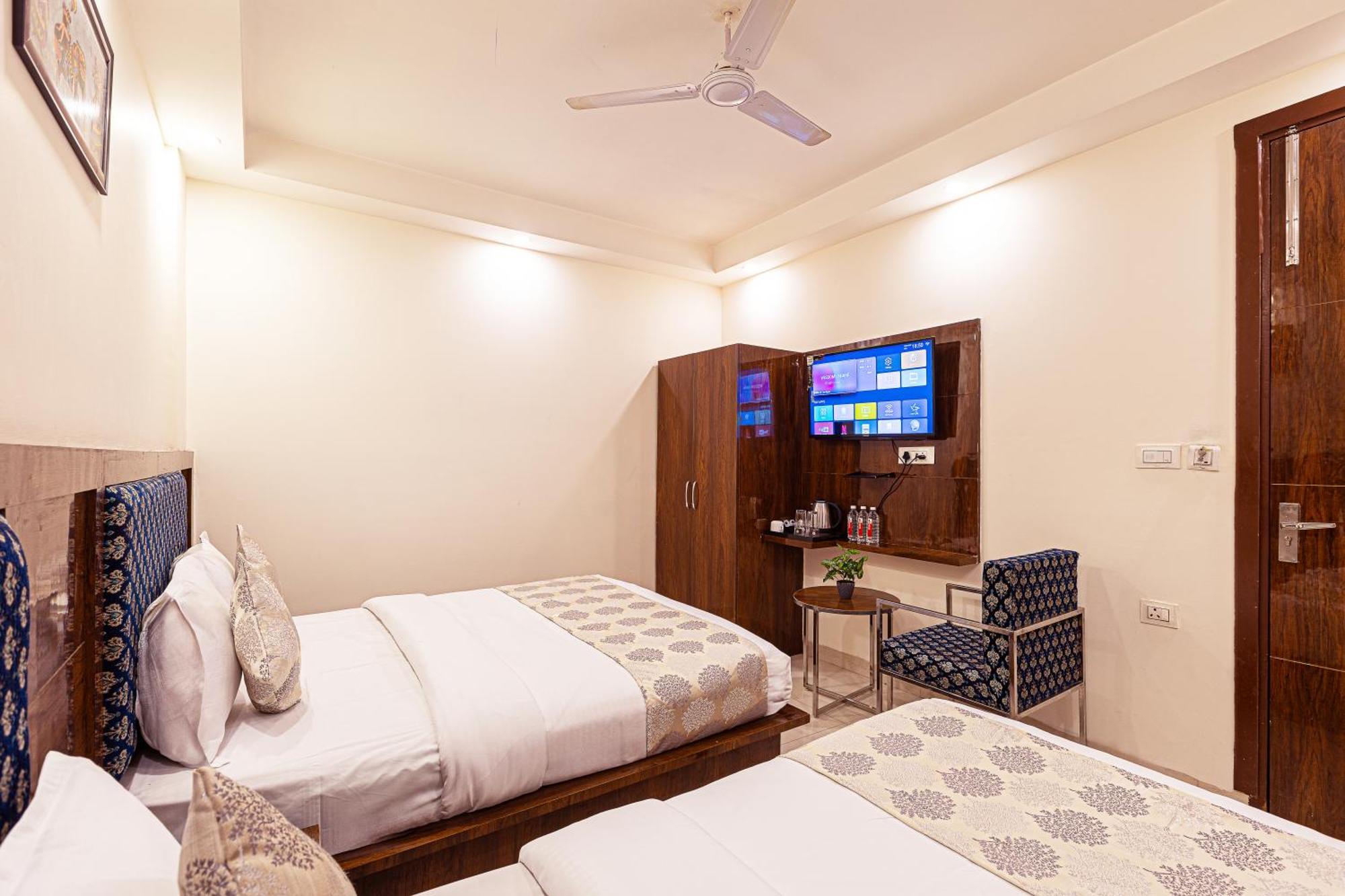 Hotel Emblem Suites- Near Delhi Airport New Delhi Exterior photo