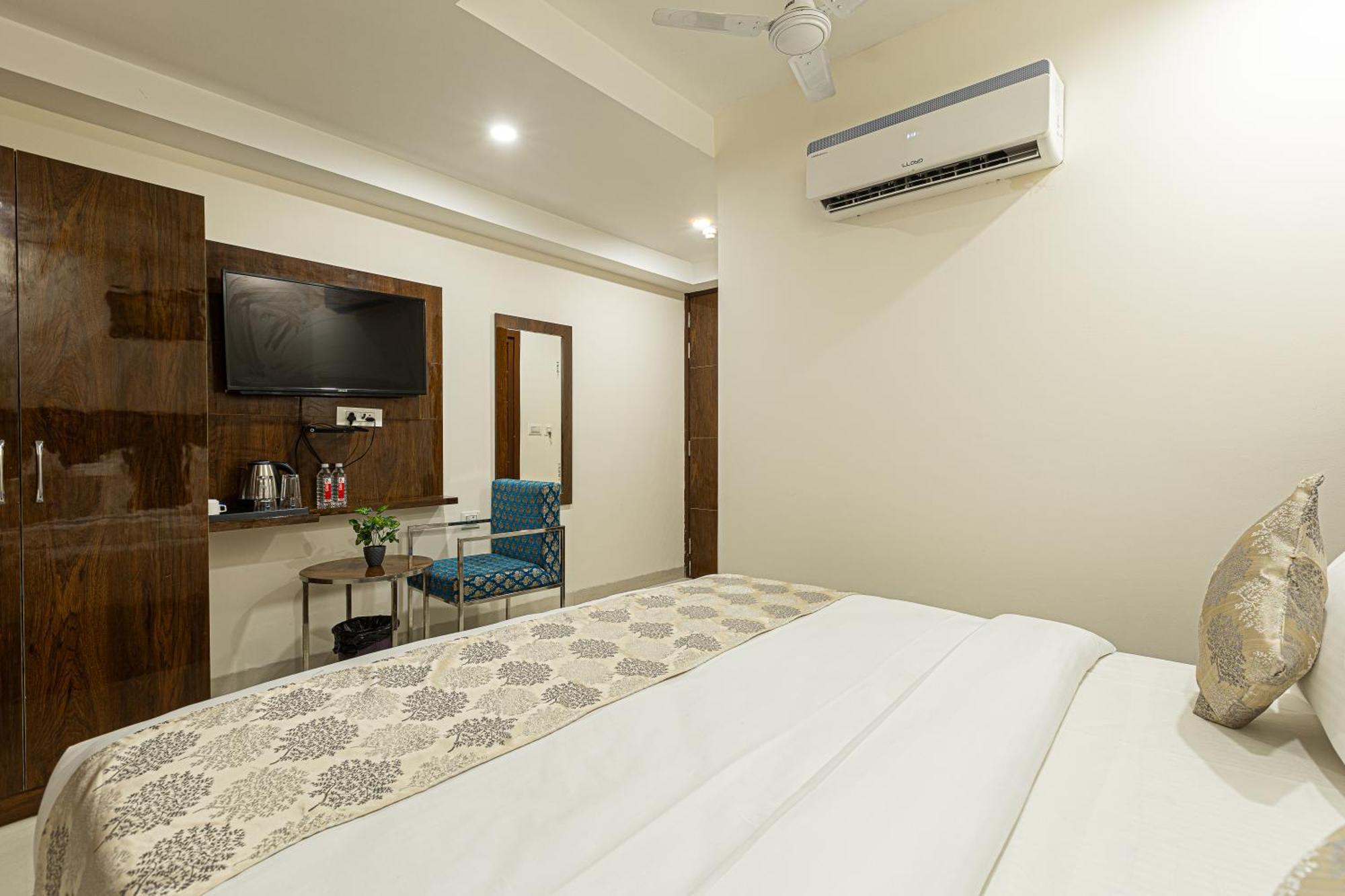 Hotel Emblem Suites- Near Delhi Airport New Delhi Exterior photo