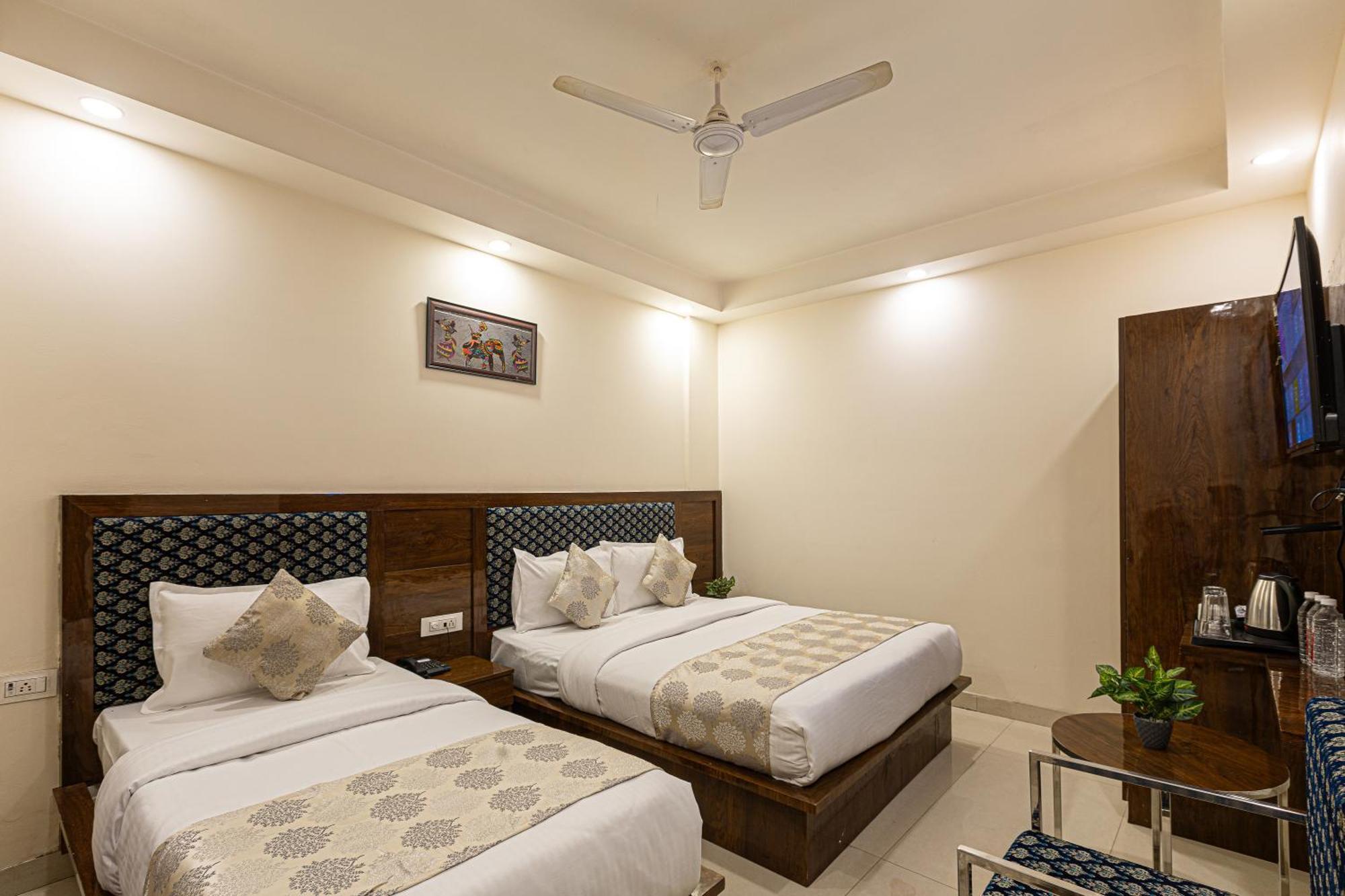 Hotel Emblem Suites- Near Delhi Airport New Delhi Exterior photo