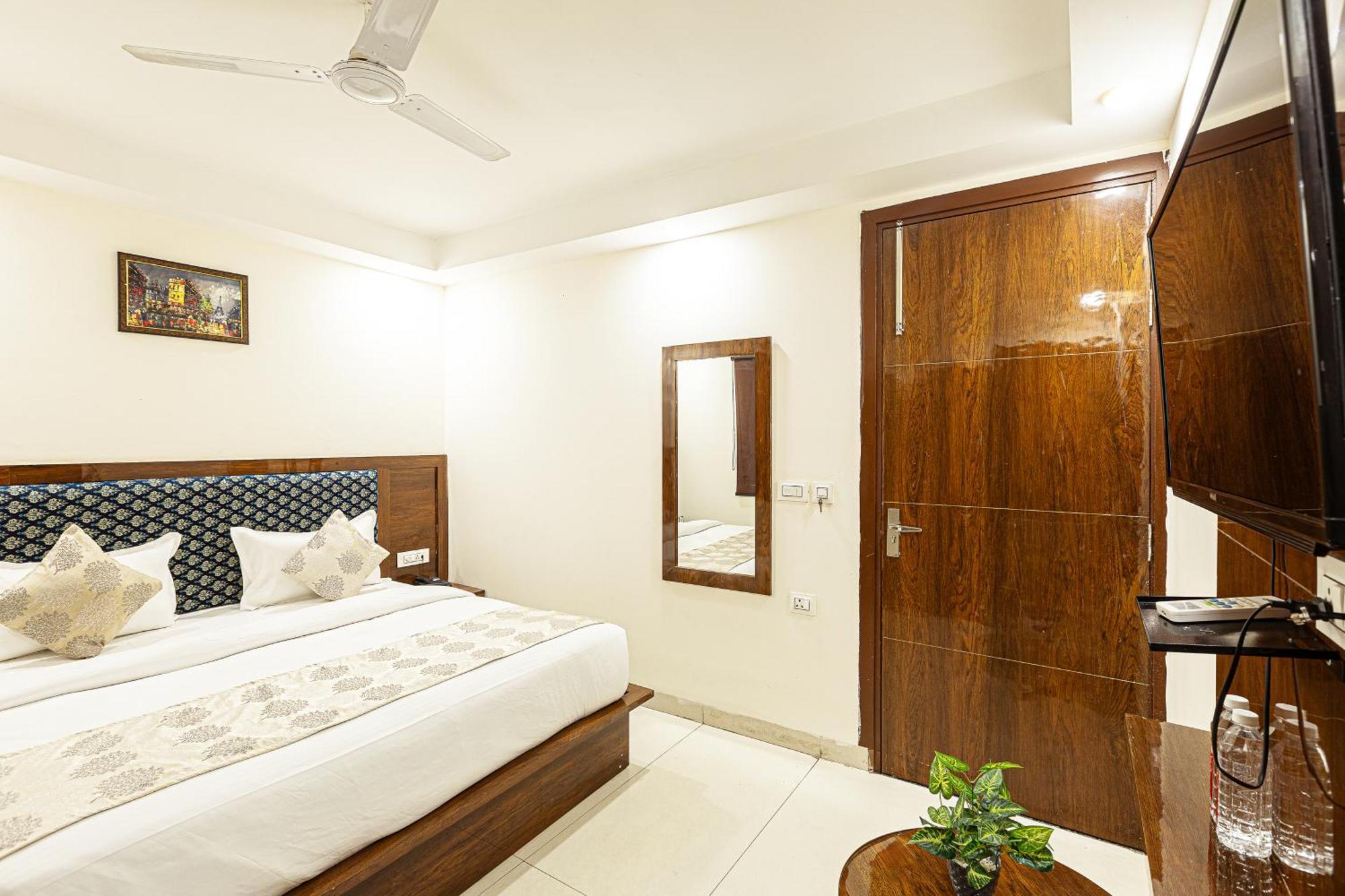 Hotel Emblem Suites- Near Delhi Airport New Delhi Exterior photo