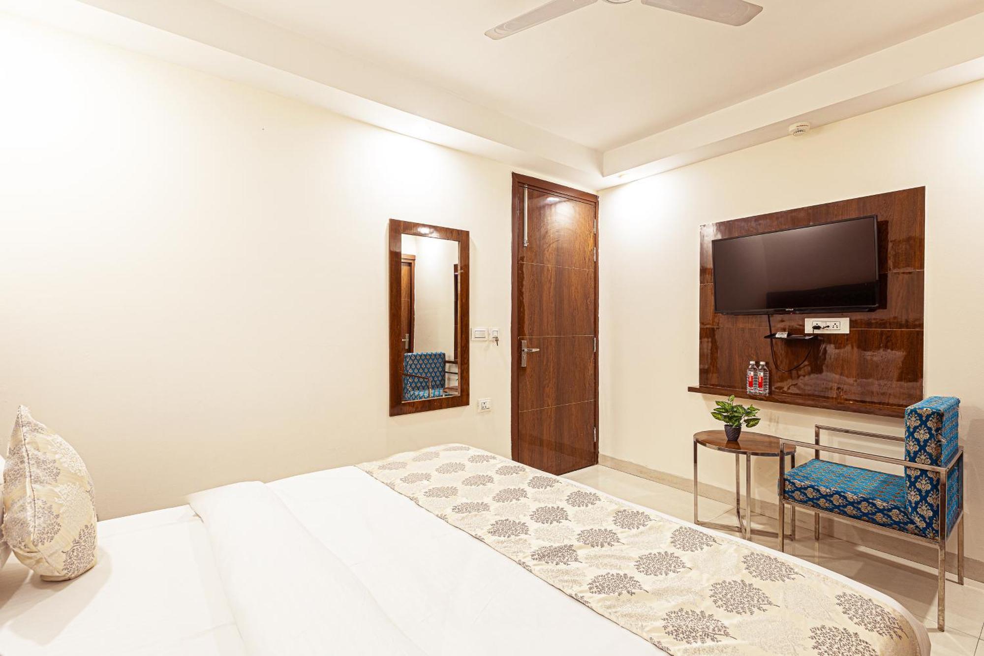 Hotel Emblem Suites- Near Delhi Airport New Delhi Exterior photo
