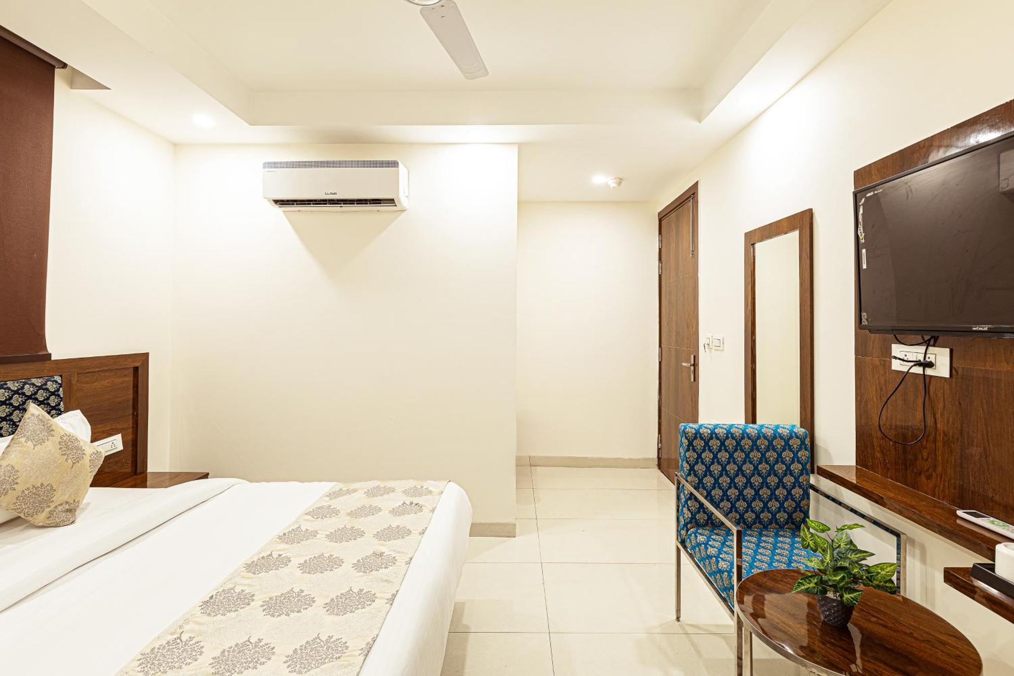Hotel Emblem Suites- Near Delhi Airport New Delhi Exterior photo