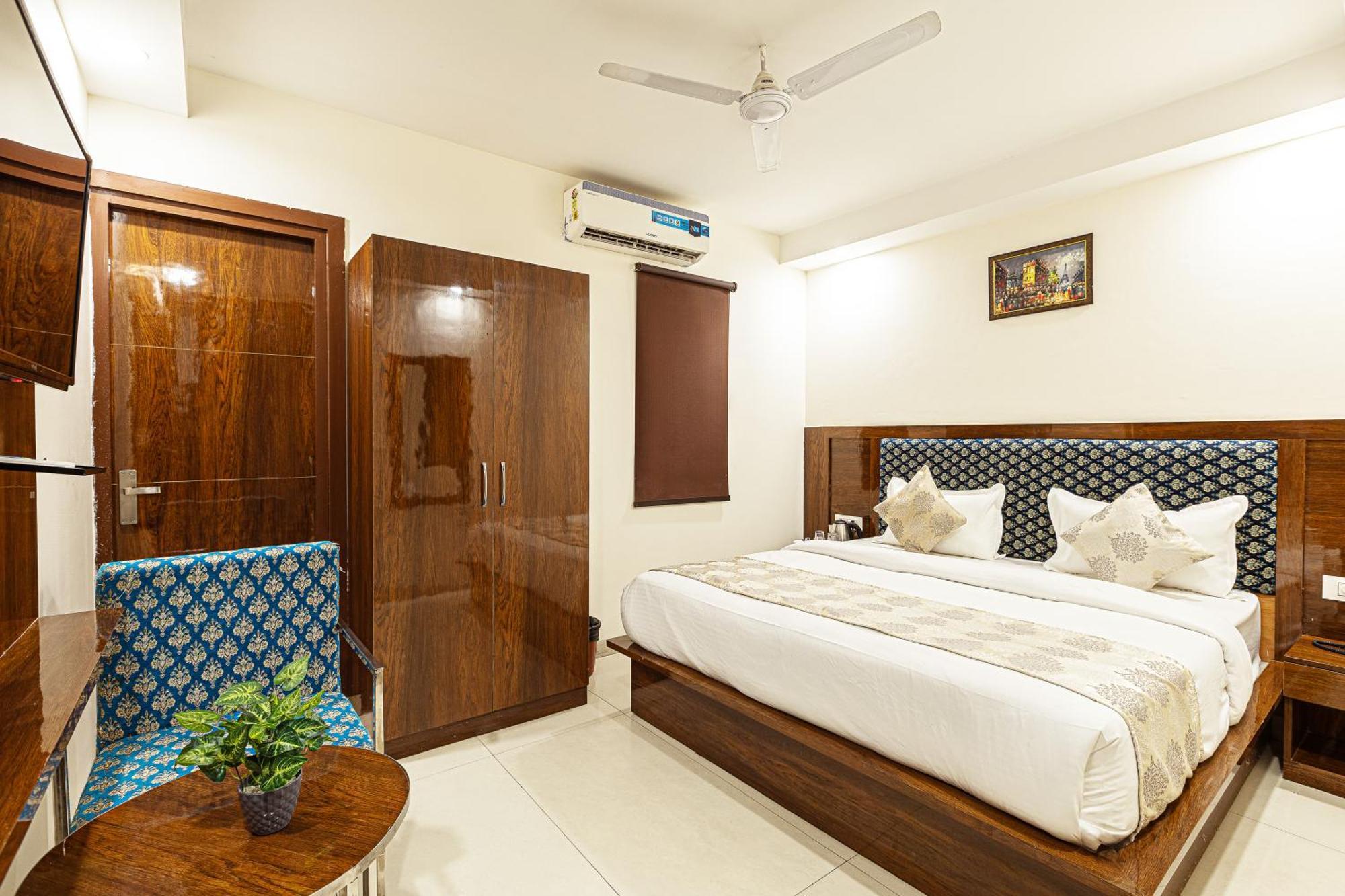 Hotel Emblem Suites- Near Delhi Airport New Delhi Exterior photo