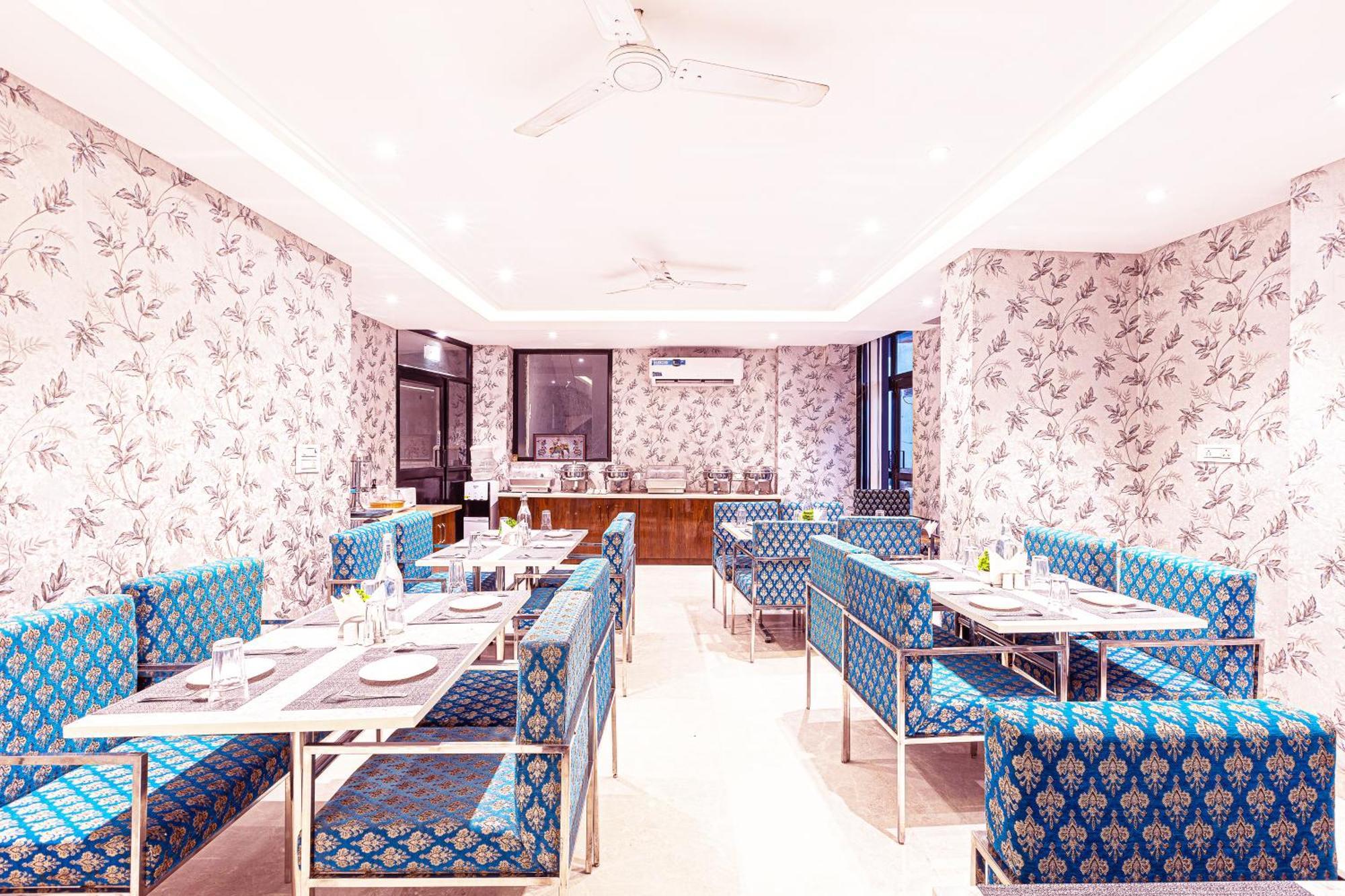 Hotel Emblem Suites- Near Delhi Airport New Delhi Exterior photo